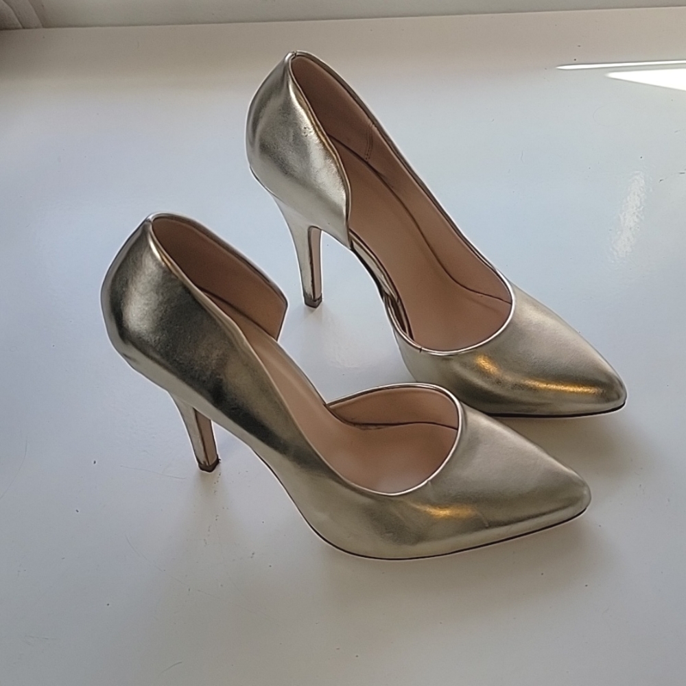 Women's d brand pointed toe gold metallic pumps